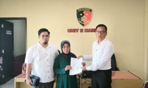 Doc. Pelapor Hawasiah (tengah) didampingi perwakilan tim hukum Subur Jaya Lawfirm–FERADI WPI saat menyerahkan atau menunjukkan dokumen laporan kepada penyidik Unit II Harda Satreskrim Polres Buleleng, Bali, sebagai bagian dari proses penanganan perkara dugaan pemalsuan surat dan/atau keterangan palsu ke dalam akta autentik. (Foto: FERADI WPI Official).