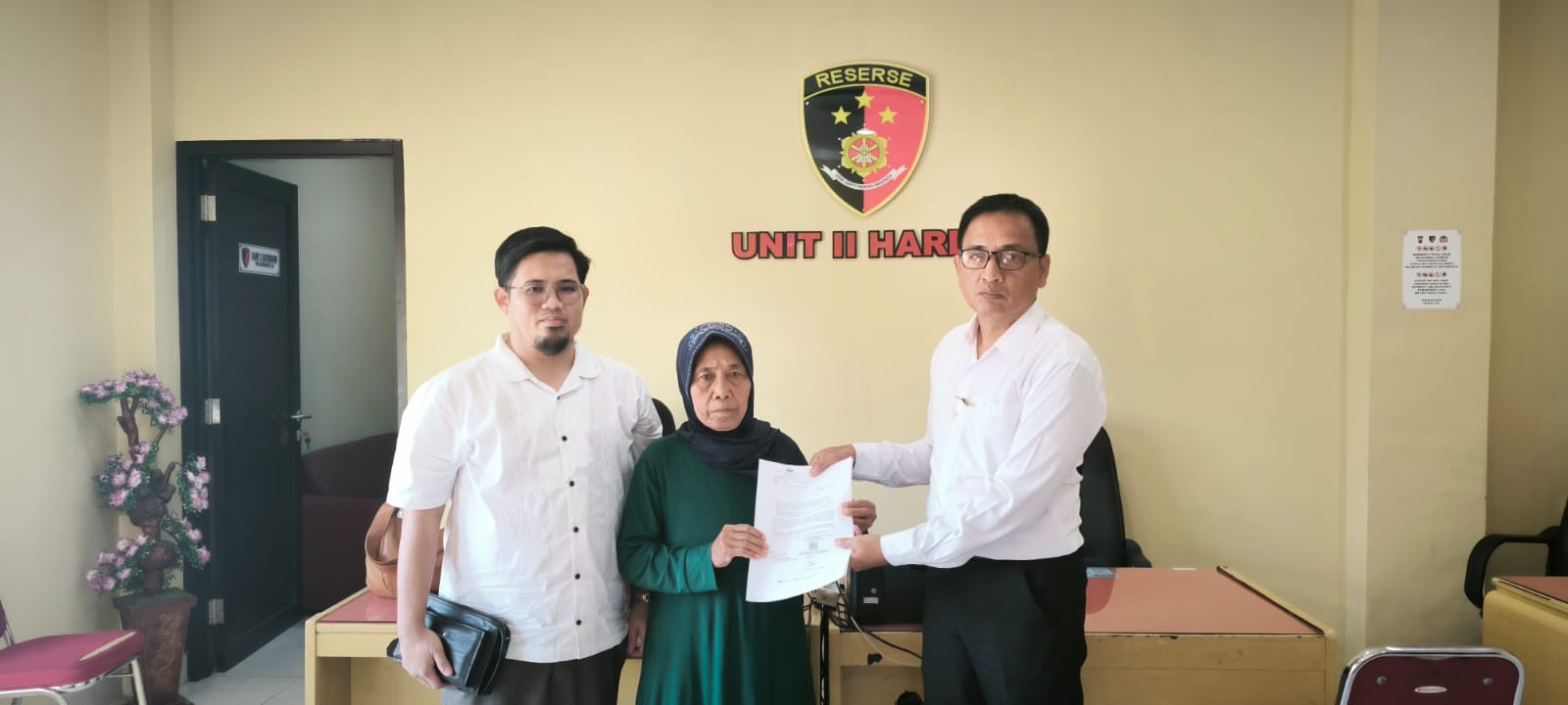 Doc. Pelapor Hawasiah (tengah) didampingi perwakilan tim hukum Subur Jaya Lawfirm–FERADI WPI saat menyerahkan atau menunjukkan dokumen laporan kepada penyidik Unit II Harda Satreskrim Polres Buleleng, Bali, sebagai bagian dari proses penanganan perkara dugaan pemalsuan surat dan/atau keterangan palsu ke dalam akta autentik. (Foto: FERADI WPI Official).