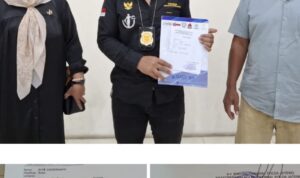 Doc. Perwakilan tim kuasa hukum FERADI WPI menunjukkan dokumen resmi terkait pelimpahan penanganan perkara dugaan penebangan pohon milik Rubiyati dari Polda Jawa Tengah ke Polres Kendal, usai berkoordinasi di Subbid Penmas Balai Wartawan Polda Jateng. Dokumen pendukung berupa surat laporan dan administrasi penyelidikan turut diperlihatkan sebagai bagian dari proses hukum yang tengah berjalan. (Foto: FERADI WPI Official).