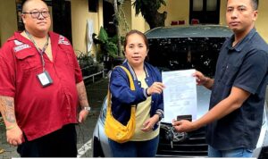Doc. Ibu A.J. menerima kembali unit mobil Toyota Calya miliknya di Polresta Yogyakarta, Rabu (21/1/2026), didampingi kuasa hukum Donny Andretti, S.H., S.Kom., M.Kom., bersama tim hukum. Penyerahan kendaraan dilakukan setelah proses klarifikasi dan pendampingan hukum terkait dugaan permasalahan penguasaan unit kendaraan tersebut. (Foto: Wilma).
