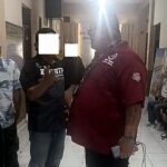 Doc. Advokat Donny Andretti berdialog dengan petugas piket Satreskrim Polresta Yogyakarta saat mendampingi kliennya dalam proses klarifikasi terkait pengembalian kendaraan di Mapolresta Yogyakarta, Rabu (21/1/2026). (Foto: Wilma).