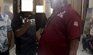 Doc. Advokat Donny Andretti berdialog dengan petugas piket Satreskrim Polresta Yogyakarta saat mendampingi kliennya dalam proses klarifikasi terkait pengembalian kendaraan di Mapolresta Yogyakarta, Rabu (21/1/2026). (Foto: Wilma).