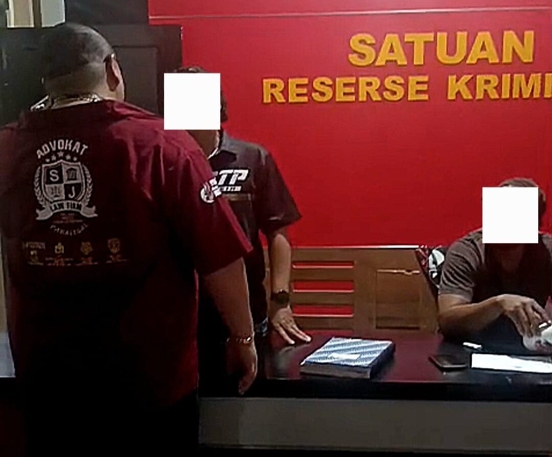 Doc. Kuasa hukum mendampingi klien saat berada di ruang Satuan Reserse Kriminal Polresta Yogyakarta, Rabu (21/1/2026). Pendampingan dilakukan dalam rangka memastikan proses pemeriksaan dan penanganan perkara berjalan sesuai prosedur hukum, dengan identitas pihak terkait disamarkan demi menjaga privasi dan asas praduga tak bersalah. (Foto: Wilma).