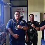 Doc. Para pihak dari tim kuasa hukum FERADI WPI–SUBUR JAYA LAWFIRM bersama perwakilan organisasi dan awak media berfoto bersama di dalam Kantor Polres Blora, Jumat (23/1/2026), usai mengikuti agenda klarifikasi dan koordinasi dengan penyidik Satreskrim Polres Blora terkait penanganan dugaan perkara pemalsuan tanda tangan dan dokumen. (Foto: Nabila).