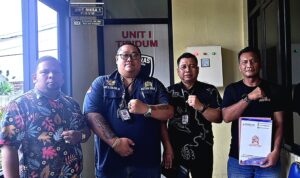Doc. Para pihak dari tim kuasa hukum FERADI WPI–SUBUR JAYA LAWFIRM bersama perwakilan organisasi dan awak media berfoto bersama di dalam Kantor Polres Blora, Jumat (23/1/2026), usai mengikuti agenda klarifikasi dan koordinasi dengan penyidik Satreskrim Polres Blora terkait penanganan dugaan perkara pemalsuan tanda tangan dan dokumen. (Foto: Nabila).