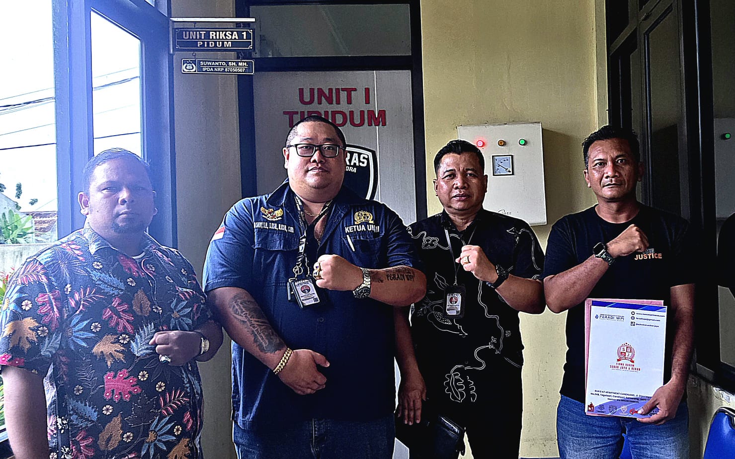 Doc. Para pihak dari tim kuasa hukum FERADI WPI–SUBUR JAYA LAWFIRM bersama perwakilan organisasi dan awak media berfoto bersama di dalam Kantor Polres Blora, Jumat (23/1/2026), usai mengikuti agenda klarifikasi dan koordinasi dengan penyidik Satreskrim Polres Blora terkait penanganan dugaan perkara pemalsuan tanda tangan dan dokumen. (Foto: Nabila).