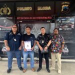 Doc. Para pihak dari tim kuasa hukum FERADI WPI–SUBUR JAYA LAWFIRM bersama perwakilan organisasi dan awak media berfoto di depan Kantor Polres Blora, Jumat (23/1/2026), usai menghadiri pertemuan dan agenda klarifikasi dengan penyidik Satreskrim Polres Blora terkait penanganan dugaan perkara pemalsuan tanda tangan dan dokumen. (Foto: Nabila).