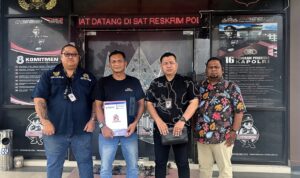 Doc. Para pihak dari tim kuasa hukum FERADI WPI–SUBUR JAYA LAWFIRM bersama perwakilan organisasi dan awak media berfoto di depan Kantor Polres Blora, Jumat (23/1/2026), usai menghadiri pertemuan dan agenda klarifikasi dengan penyidik Satreskrim Polres Blora terkait penanganan dugaan perkara pemalsuan tanda tangan dan dokumen. (Foto: Nabila).