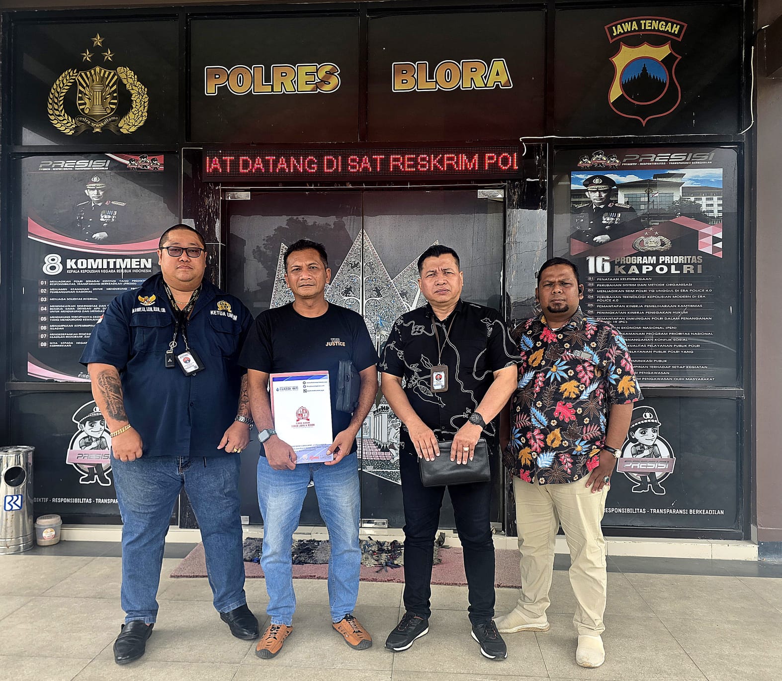 Doc. Para pihak dari tim kuasa hukum FERADI WPI–SUBUR JAYA LAWFIRM bersama perwakilan organisasi dan awak media berfoto di depan Kantor Polres Blora, Jumat (23/1/2026), usai menghadiri pertemuan dan agenda klarifikasi dengan penyidik Satreskrim Polres Blora terkait penanganan dugaan perkara pemalsuan tanda tangan dan dokumen. (Foto: Nabila).