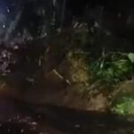 Doc. Posisi material longsor yang menutup sebagian badan jalan di Dusun Lamuk, Desa Kalimanggis, Kecamatan Kaloran. Gambar tampak kurang jelas karena diambil pada malam hari saat proses penanganan masih berlangsung. (Foto: Wisnu).