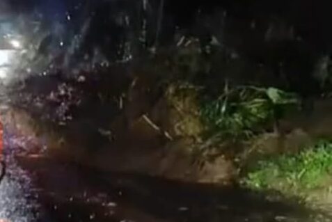 Doc. Posisi material longsor yang menutup sebagian badan jalan di Dusun Lamuk, Desa Kalimanggis, Kecamatan Kaloran. Gambar tampak kurang jelas karena diambil pada malam hari saat proses penanganan masih berlangsung. (Foto: Wisnu).