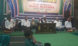 Doc. Suasana Solawat Haflah Akhirusanah dan Khotmil Quran di Pondok Pesantren Salaf Nurul Musthofa, Candinata, Kutasari, Purbalingga, yang diikuti santri dan masyarakat dengan khidmat. (Foto: Imam).