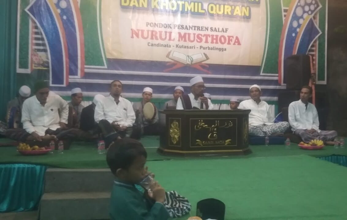 Doc. Suasana Solawat Haflah Akhirusanah dan Khotmil Quran di Pondok Pesantren Salaf Nurul Musthofa, Candinata, Kutasari, Purbalingga, yang diikuti santri dan masyarakat dengan khidmat. (Foto: Imam).