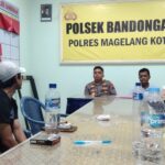 Doc. Suasana mediasi yang difasilitasi pihak kepolisian di Kantor Polsek Bandongan, Polres Magelang Kota, antara pihak pelapor dan terlapor terkait sengketa kendaraan. Terlihat terduga pihak yang disebut berinisial DS mengenakan jaket merah (foto di blur), didampingi pihak-pihak terkait, dengan aparat kepolisian memimpin jalannya mediasi. (Sumber Foto: Nurohim).