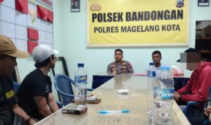Doc. Suasana mediasi yang difasilitasi pihak kepolisian di Kantor Polsek Bandongan, Polres Magelang Kota, antara pihak pelapor dan terlapor terkait sengketa kendaraan. Terlihat terduga pihak yang disebut berinisial DS mengenakan jaket merah (foto di blur), didampingi pihak-pihak terkait, dengan aparat kepolisian memimpin jalannya mediasi. (Sumber Foto: Nurohim).