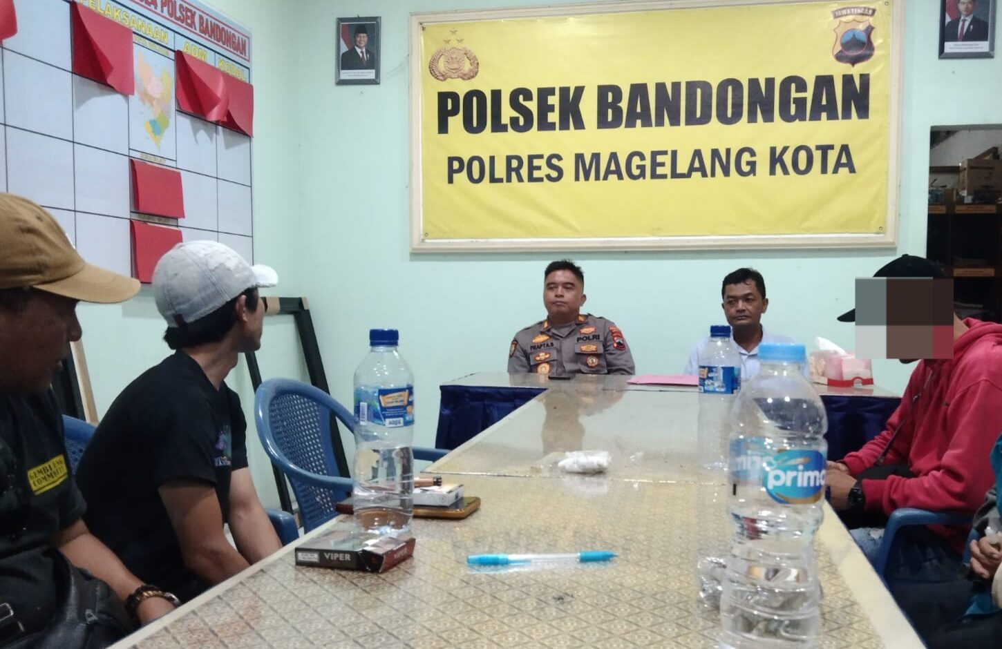 Doc. Suasana mediasi yang difasilitasi pihak kepolisian di Kantor Polsek Bandongan, Polres Magelang Kota, antara pihak pelapor dan terlapor terkait sengketa kendaraan. Terlihat terduga pihak yang disebut berinisial DS mengenakan jaket merah (foto di blur), didampingi pihak-pihak terkait, dengan aparat kepolisian memimpin jalannya mediasi. (Sumber Foto: Nurohim).