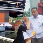 Doc. Kolase foto suasana aksi demonstrasi. Sisi kiri menampilkan sosok yang diduga sebagai supir truk sebagaimana disebut dalam pemberitaan, dengan wajah diburamkan (blur) sebagai bentuk perlindungan identitas dan penerapan asas praduga tak bersalah, serta untuk menghindari identifikasi personal berlebihan sesuai Kode Etik Jurnalistik. Sisi kanan memperlihatkan sejumlah pihak peserta aksi yang tengah melakukan diskusi dan koordinasi di lokasi saat aksi demonstrasi berlangsung. (Foto: Imam Riyanto).