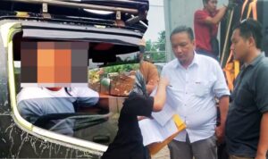 Doc. Kolase foto suasana aksi demonstrasi. Sisi kiri menampilkan sosok yang diduga sebagai supir truk sebagaimana disebut dalam pemberitaan, dengan wajah diburamkan (blur) sebagai bentuk perlindungan identitas dan penerapan asas praduga tak bersalah, serta untuk menghindari identifikasi personal berlebihan sesuai Kode Etik Jurnalistik. Sisi kanan memperlihatkan sejumlah pihak peserta aksi yang tengah melakukan diskusi dan koordinasi di lokasi saat aksi demonstrasi berlangsung. (Foto: Imam Riyanto).