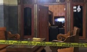 Doc. Suasana ruang tamu rumah di Desa Pengkol, Kecamatan Karanggede, Kabupaten Boyolali, yang dipasangi garis polisi usai peristiwa dugaan pencurian dengan kekerasan pada Kamis (29/1/2026). Lokasi ini menjadi bagian dari tempat kejadian perkara (TKP) yang telah diamankan aparat kepolisian untuk kepentingan penyelidikan lebih lanjut. (Foto: Wisnu).