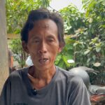 Doc. Penjual es kue tradisional saat berada di kediamannya, memberikan keterangan kepada awak media terkait isu viral yang sempat menuding dagangannya berbahan tidak layak konsumsi. (Sumber foto: kompas megapolitan).