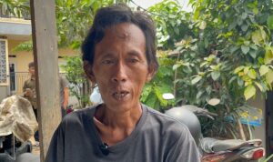 Doc. Penjual es kue tradisional saat berada di kediamannya, memberikan keterangan kepada awak media terkait isu viral yang sempat menuding dagangannya berbahan tidak layak konsumsi. (Sumber foto: kompas megapolitan).