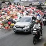 Doc. Tumpukan sampah di bahu jalan wilayah Ciputat, Tangerang Selatan, mencerminkan volume limbah yang belum tertangani secara optimal. (NR).
