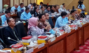 Doc. Suasana rapat kerja Komisi IX DPR RI bersama Menteri Kesehatan di Kompleks Parlemen, Jakarta, saat membahas pelaksanaan Jaminan Kesehatan Nasional (JKN) dan persoalan data kepesertaan Penerima Bantuan Iuran (PBI). Dalam rapat tersebut, anggota DPR menyampaikan sejumlah pertanyaan dan evaluasi terkait sinkronisasi data antar-lembaga serta dampaknya terhadap akses layanan kesehatan masyarakat. (Sumber Foto: TV Parlemen).