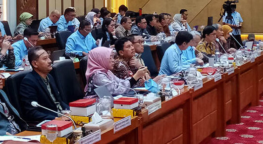 Doc. Suasana rapat kerja Komisi IX DPR RI bersama Menteri Kesehatan di Kompleks Parlemen, Jakarta, saat membahas pelaksanaan Jaminan Kesehatan Nasional (JKN) dan persoalan data kepesertaan Penerima Bantuan Iuran (PBI). Dalam rapat tersebut, anggota DPR menyampaikan sejumlah pertanyaan dan evaluasi terkait sinkronisasi data antar-lembaga serta dampaknya terhadap akses layanan kesehatan masyarakat. (Sumber Foto: TV Parlemen).