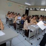 Doc. Petugas dari Dinas Kesehatan Kota Bandung bersama tenaga psikolog memberikan sosialisasi program “Psikolog ke Sekolah” kepada para siswa di salah satu sekolah di Kota Bandung, sebagai upaya edukasi dan deteksi dini kesehatan mental pelajar. (Sumber Foto: jabarprov).