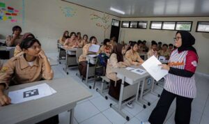 Doc. Petugas dari Dinas Kesehatan Kota Bandung bersama tenaga psikolog memberikan sosialisasi program “Psikolog ke Sekolah” kepada para siswa di salah satu sekolah di Kota Bandung, sebagai upaya edukasi dan deteksi dini kesehatan mental pelajar. (Sumber Foto: jabarprov).