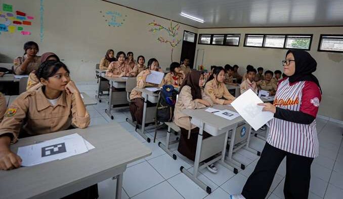 Doc. Petugas dari Dinas Kesehatan Kota Bandung bersama tenaga psikolog memberikan sosialisasi program “Psikolog ke Sekolah” kepada para siswa di salah satu sekolah di Kota Bandung, sebagai upaya edukasi dan deteksi dini kesehatan mental pelajar. (Sumber Foto: jabarprov).