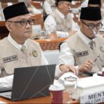 Doc. Menteri Haji dan Umrah RI serta Wakil Menteri Haji dan Umrah RI menghadiri serta mengikuti jalannya agenda sidang secara resmi. Keduanya tampak memperhatikan pembahasan materi sidang sebagai bagian dari pelaksanaan tugas dan fungsi pemerintahan sesuai agenda yang telah ditetapkan. (Sumber Foto: Parlemen TV).