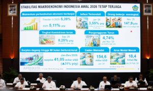 Doc. Menteri Keuangan menyampaikan paparan dalam konferensi pers terkait kinerja APBN 2026 di hadapan awak media. Dalam kesempatan tersebut, ia menjelaskan realisasi pendapatan, belanja negara, serta posisi defisit hingga akhir Januari 2026, dan memberikan penjelasan mengenai strategi pembiayaan serta arah kebijakan fiskal pemerintah ke depan. (NR).