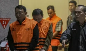 Doc. Sejumlah tersangka mengenakan rompi tahanan berwarna oranye saat digiring petugas menuju ruang pemeriksaan dalam rangka proses penyidikan dugaan tindak pidana korupsi. Mereka menjalani tahapan hukum sesuai prosedur yang berlaku. (Sumber Foto: KPK).