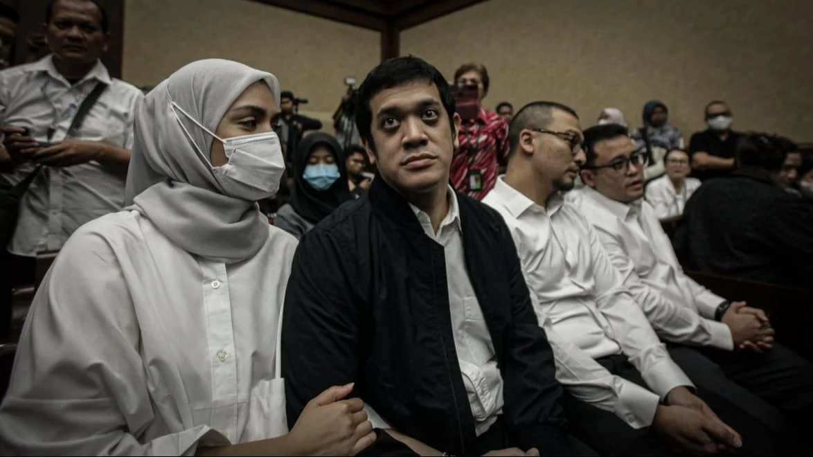 Doc. Terdakwa Muhammad Kerry Adrianto Riza saat hadir dalam persidangan pembacaan putusan di Pengadilan Tindak Pidana Korupsi Jakarta, Jumat (27/2/2024). Majelis Hakim menjatuhkan vonis 15 tahun penjara dalam perkara korupsi tata kelola minyak yang dinilai merugikan keuangan negara. (Sumber: TV One).