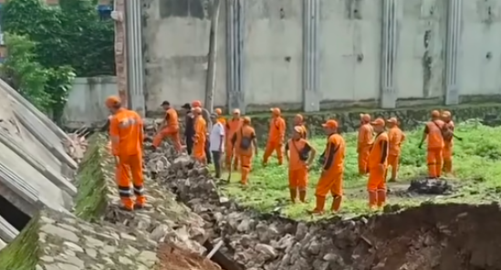 Doc. Petugas Unit Pelaksana Teknis (UPT) kelurahan setempat bersama Tim Pemeliharaan Sarana dan Prasarana Umum (PSU) meninjau lokasi runtuhnya tembok di samping SMPN 182 Jakarta, Pancoran, Jakarta Selatan, guna melakukan pendataan dan penanganan awal pascakejadian. (NR).