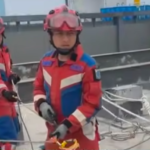 Doc. Petugas dari Suku Dinas Penanggulangan Kebakaran dan Penyelamatan Jakarta Utara melakukan proses evakuasi dua pekerja dengan teknik rope rescue menggunakan sling system, menarik korban secara vertikal menuju rooftop gedung di kawasan Pademangan Timur, Jakarta Utara. (NR).