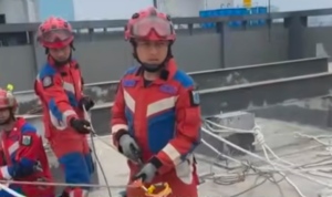 Doc. Petugas dari Suku Dinas Penanggulangan Kebakaran dan Penyelamatan Jakarta Utara melakukan proses evakuasi dua pekerja dengan teknik rope rescue menggunakan sling system, menarik korban secara vertikal menuju rooftop gedung di kawasan Pademangan Timur, Jakarta Utara. (NR).