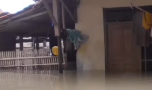 Doc. Salah satu rumah warga di wilayah Kecamatan Cikarang Utara terendam banjir hingga mencapai setengah tinggi pintu rumah akibat luapan Kali Cikarang yang dipicu hujan deras berintensitas tinggi, Jumat (20/2/2026). (Sumber foto: Warga).