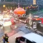 Doc. Tangkapan layar kamera pengawas (CCTV) memperlihatkan sebuah truk kontainer berhenti dan tersangkut di tengah rel perlintasan sebidang dekat Stasiun Poris, beberapa saat sebelum terjadi kecelakaan dengan kereta api bandara, Jumat (20/2/2026). (Sumber Foto: CC TV Petugas palang kereta).