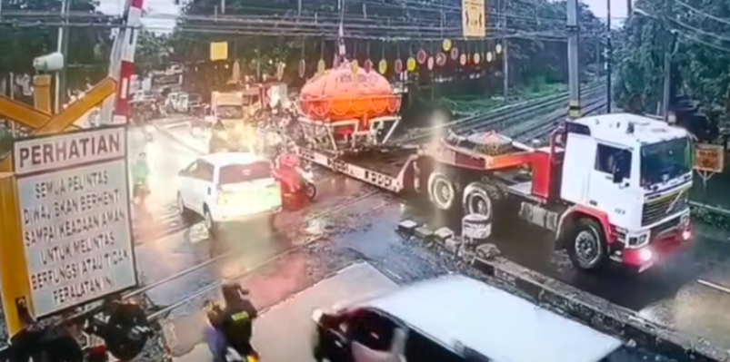 Doc. Tangkapan layar kamera pengawas (CCTV) memperlihatkan sebuah truk kontainer berhenti dan tersangkut di tengah rel perlintasan sebidang dekat Stasiun Poris, beberapa saat sebelum terjadi kecelakaan dengan kereta api bandara, Jumat (20/2/2026). (Sumber Foto: CC TV Petugas palang kereta).