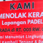 Doc. Spanduk berisi aspirasi dan tuntutan warga terpasang di area sekitar lapangan padel komersial di kawasan Pulo Mas, Jakarta Timur, sebagai bentuk protes atas dampak operasional terhadap lingkungan permukiman. (NR).