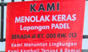 Doc. Spanduk berisi aspirasi dan tuntutan warga terpasang di area sekitar lapangan padel komersial di kawasan Pulo Mas, Jakarta Timur, sebagai bentuk protes atas dampak operasional terhadap lingkungan permukiman. (NR).