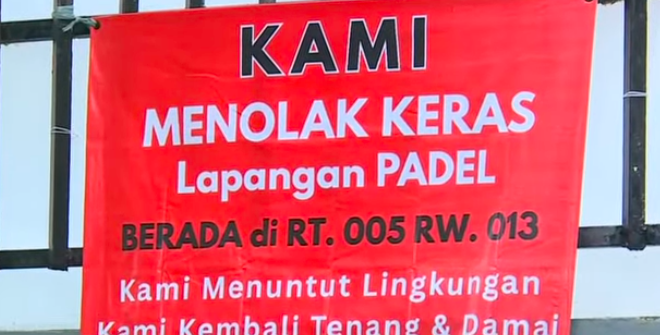 Doc. Spanduk berisi aspirasi dan tuntutan warga terpasang di area sekitar lapangan padel komersial di kawasan Pulo Mas, Jakarta Timur, sebagai bentuk protes atas dampak operasional terhadap lingkungan permukiman. (NR).