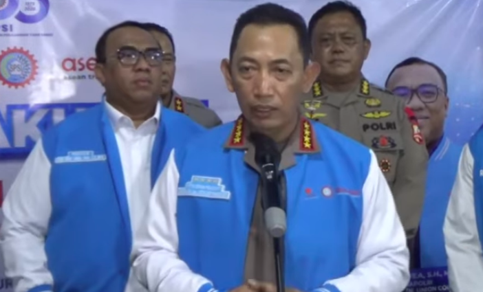 Doc. Kapolri Listyo Sigit Prabowo menyampaikan keterangan pers kepada awak media terkait perkembangan penanganan kasus dugaan penganiayaan yang melibatkan oknum anggota Brimob Polda Maluku, Sabtu (21/2/2026). Dalam konferensi pers tersebut, Kapolri menegaskan komitmen Polri untuk melakukan proses penyelidikan secara transparan dan akuntabel. (NR).
