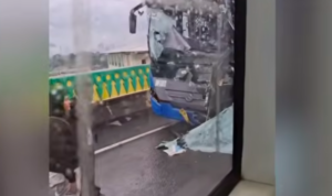 Doc. Tangkapan layar rekaman warga yang memperlihatkan kondisi dua unit bus PT Transportasi Jakarta (Transjakarta) usai tabrakan di jalur layang Koridor 13 kawasan Cipulir, Jakarta Selatan, Senin (22/2/2026). Gambar digunakan sebagai dokumentasi peristiwa dan telah disesuaikan untuk menjaga privasi korban. (Foto: Warga).