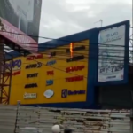 Doc. Kondisi kabel yang terbakar di tepi Jalan S Parman, dekat Simpang 4 Belitung, Kota Banjarmasin, Senin (23/2/2026). Terlihat bagian kabel mengeluarkan percikan api sebelum berhasil dipadamkan menggunakan alat pemadam api ringan (APAR). (Foto: Muhammad Wahyu).