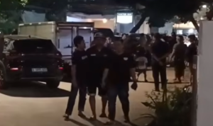 Doc. Sejumlah warga terlihat berkumpul di sekitar rumah tempat terjadinya insiden di Kelurahan Kelapa Gading Timur, Jakarta Utara, Selasa (24/2/2026). Warga memadati area sekitar lokasi untuk mengetahui perkembangan peristiwa, sementara petugas kepolisian melakukan pengamanan dan olah tempat kejadian perkara (TKP). (NR).