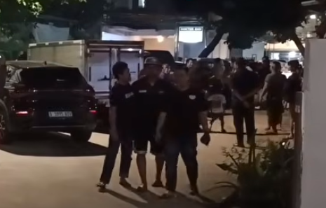 Doc. Sejumlah warga terlihat berkumpul di sekitar rumah tempat terjadinya insiden di Kelurahan Kelapa Gading Timur, Jakarta Utara, Selasa (24/2/2026). Warga memadati area sekitar lokasi untuk mengetahui perkembangan peristiwa, sementara petugas kepolisian melakukan pengamanan dan olah tempat kejadian perkara (TKP). (NR).
