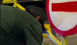 Doc. Tangkapan layar video yang beredar di media sosial memperlihatkan seorang pria menunduk di depan portal akses JLNT Casablanca, diduga saat berupaya membuka atau merusak mekanisme pengunci. Aksi tersebut terekam sebelum rombongan sepeda motor memasuki jalur layang yang dilarang bagi kendaraan roda dua. (Sumber Foto: Kasubdit Gakkum Ditlantas Polda Metro Jaya).